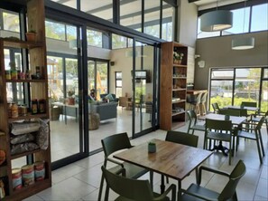 Dining - Lovely 1 bedroom unit with a pool and gym facility (Cape Town)