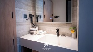 Doppelzimmer, Stadtblick | Badezimmer