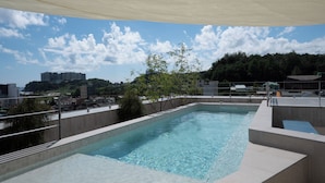 Ático, balcón | Piscina privada