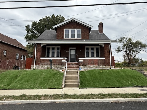 Huge Rennovated House near STL Airport