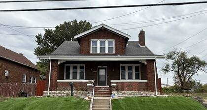 Huge Rennovated House near STL Airport