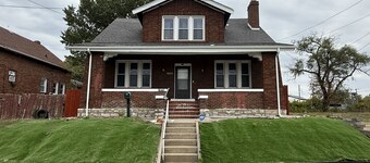 Huge Rennovated House near STL Airport