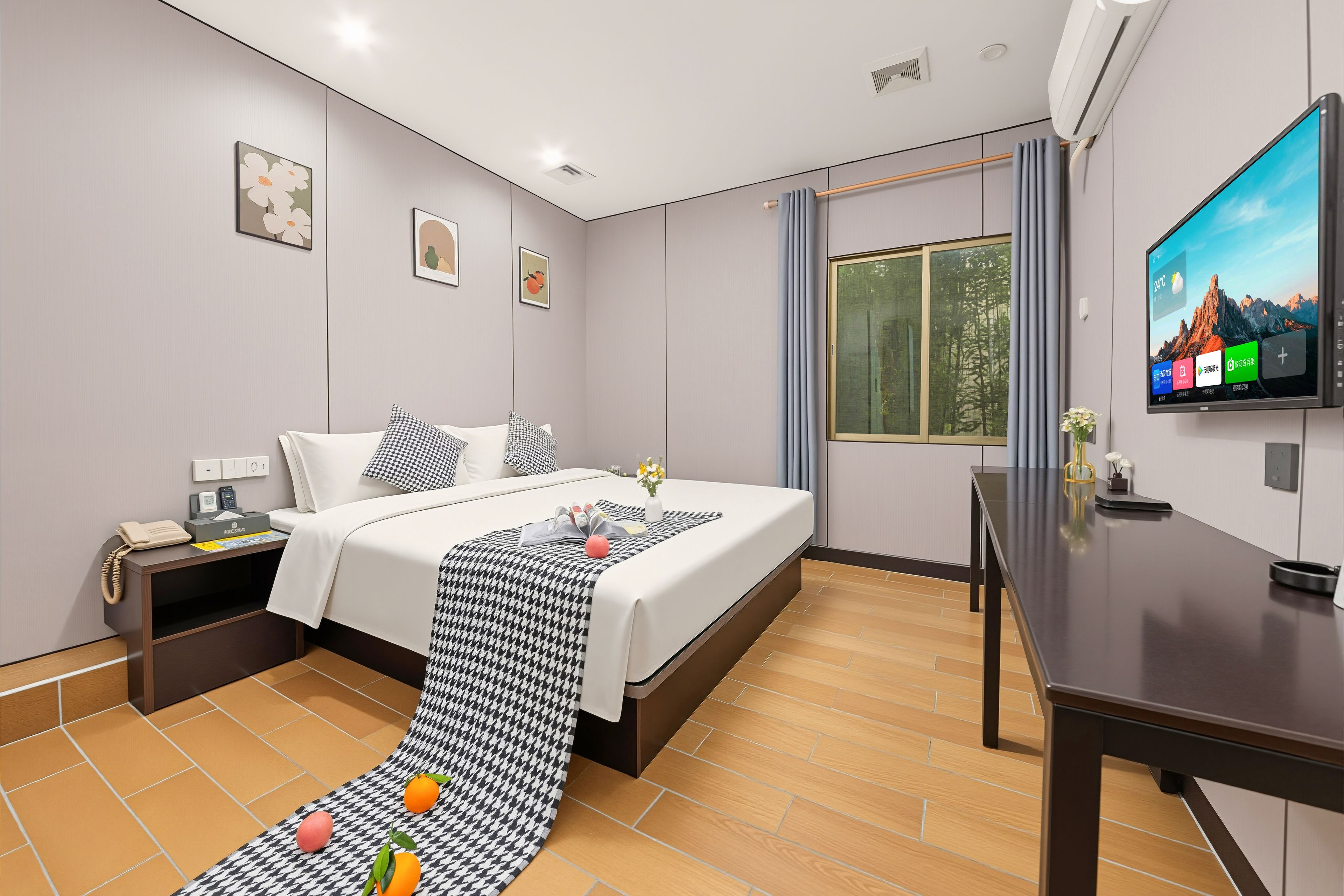 Ein Hotelzimmer mit Bett, Nachttisch, Fernseher und einem Fenster mit Vorhängen.