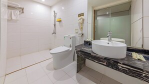 Habitación doble superior | Baño | Regadera, amenidades de baño gratuitas, secadora de cabello, pantuflas 