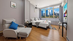Habitación doble Prestigio, vista a la ciudad | Escritorio, espacio para trabajar con laptop y insonorización 