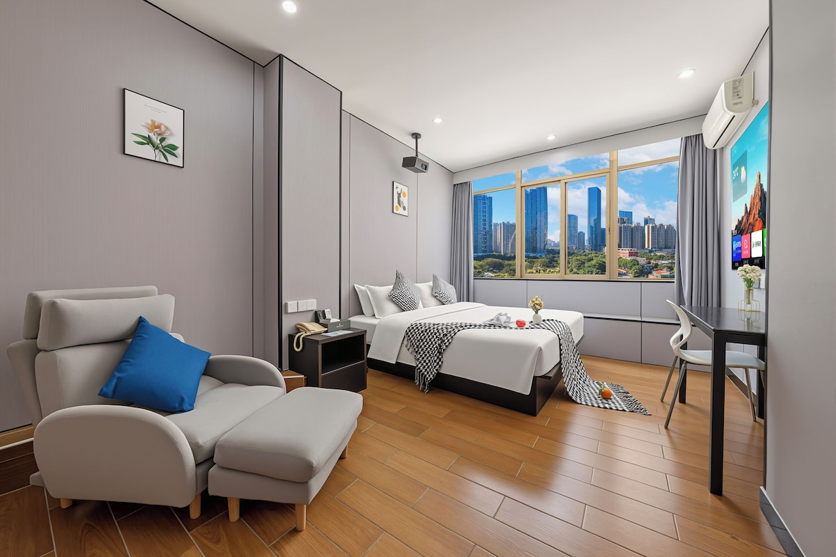 Habitación doble Prestigio, vista a la ciudad | Escritorio, espacio para trabajar con laptop y insonorización 
