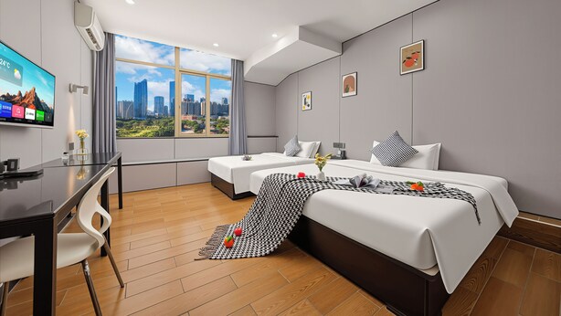 Habitación familiar con 2 camas individuales, vista a la ciudad | Escritorio, espacio para trabajar con laptop y insonorización 