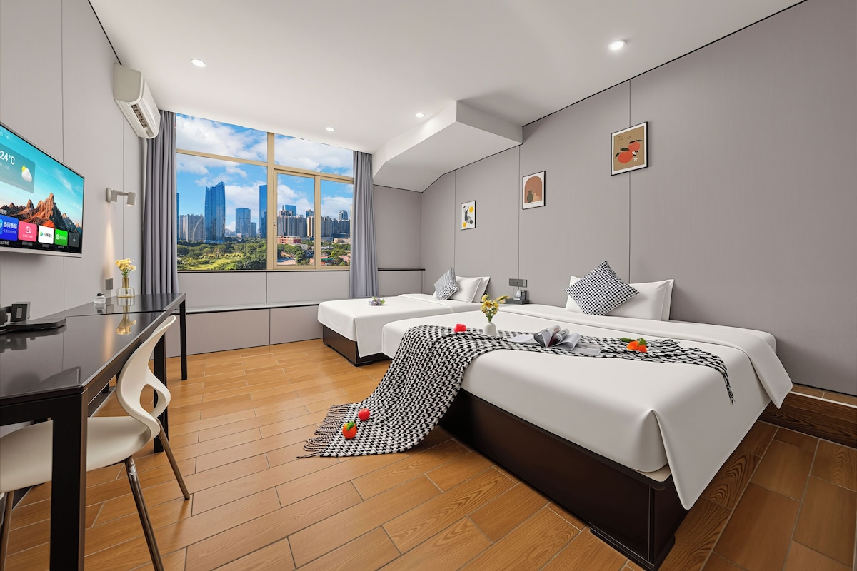 Habitación familiar con 2 camas individuales, vista a la ciudad | Escritorio, espacio para trabajar con laptop y insonorización 