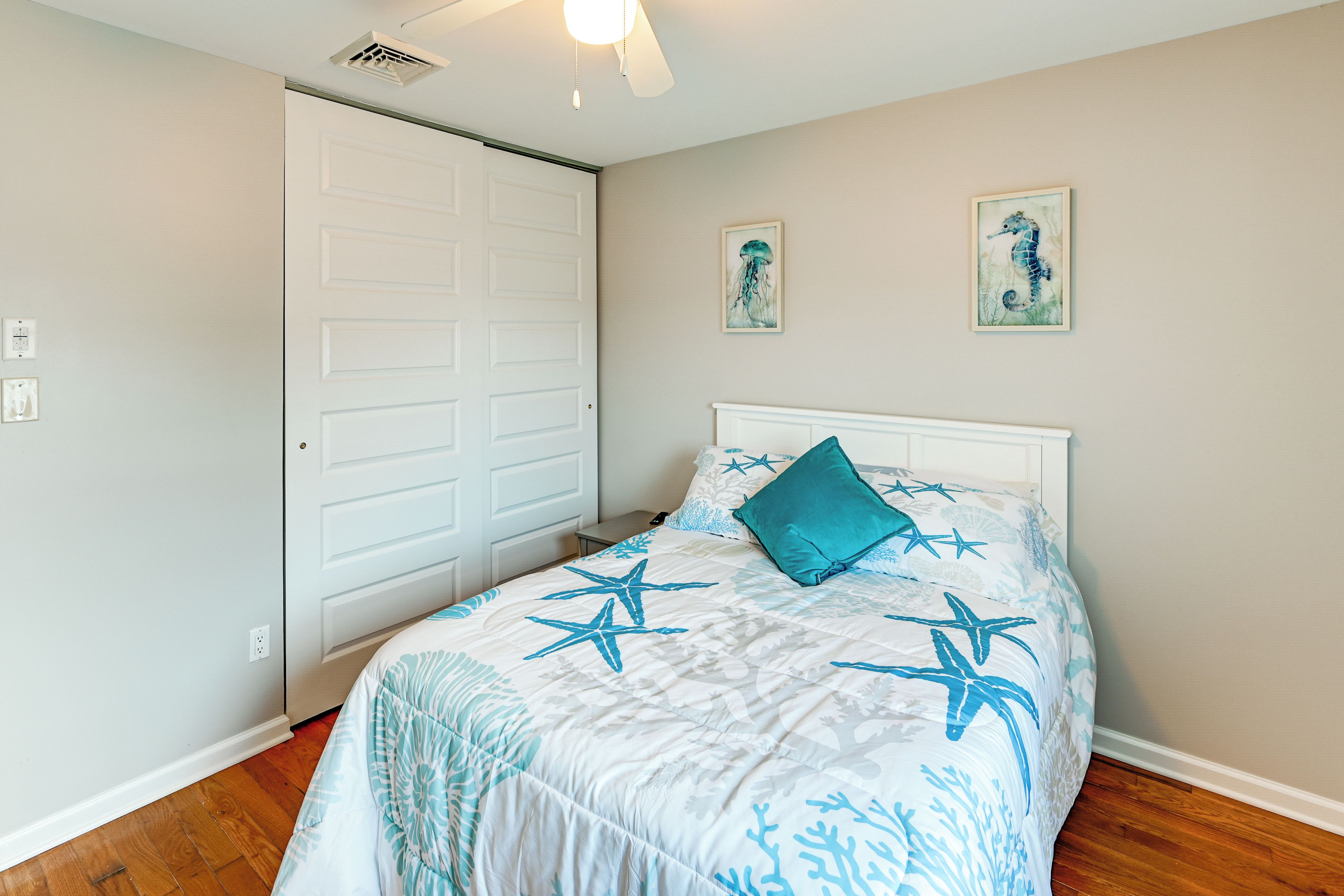 Iron/ironing board, internet, bed sheets