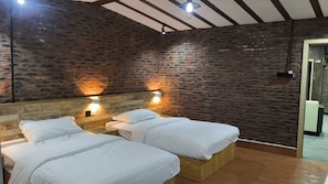 A room with two beds, wooden headboards, and brick walls. - Yizhenju Garden Residence Haizhu Wetland (Guang Zhou Shi)