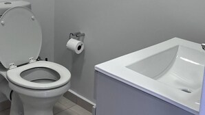 Bathroom - Tranquil 1-Bedroom Apartment in Roodepoort, South Africa (Roodepoort)