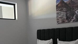Room - Tranquil 1-Bedroom Apartment in Roodepoort, South Africa (Roodepoort)