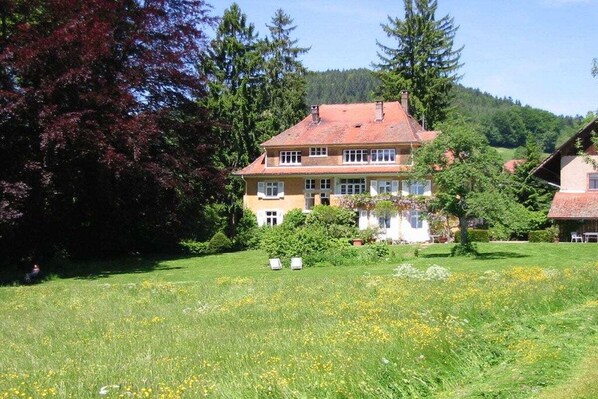 A two-story house with a garden in front. - 2 Alpenblick - Steineckhof (Schopfheim)
