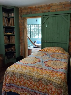 A room with a bed, a green wardrobe, and a bookshelf. - House for 10 in an oak forest  Santa Elena (Santa Elena)