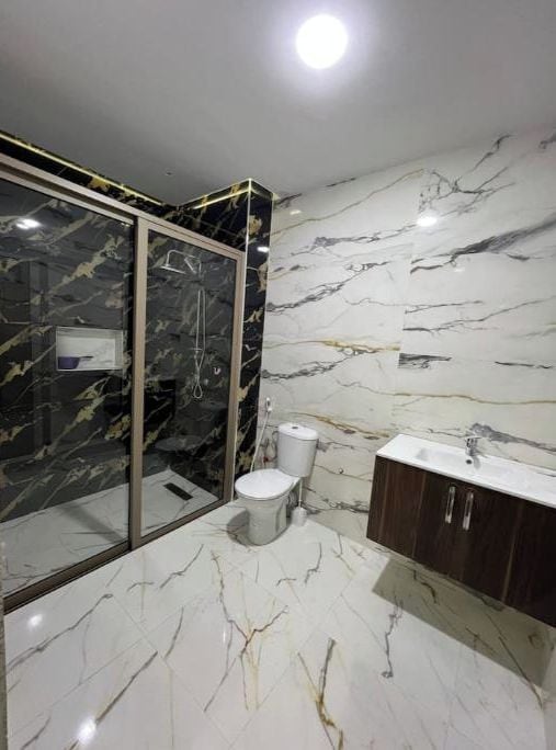 Douche, sèche-cheveux, serviettes fournies, papier toilette