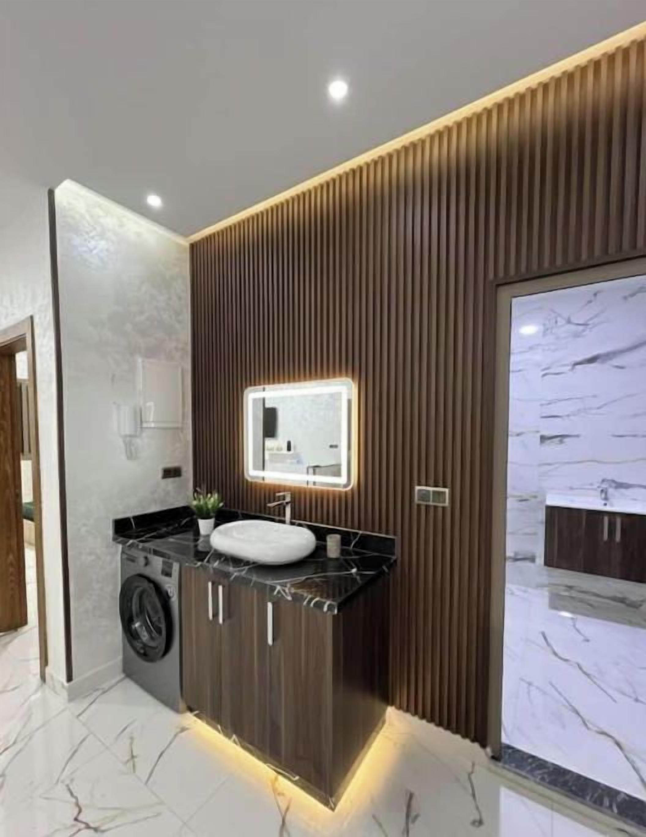 Douche, sèche-cheveux, serviettes fournies, papier toilette