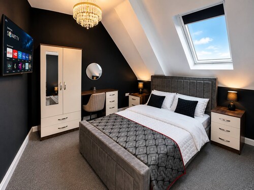 Spacious 4-Bedroom Condo in Northamptonshire - Pet-Friendly Retreat