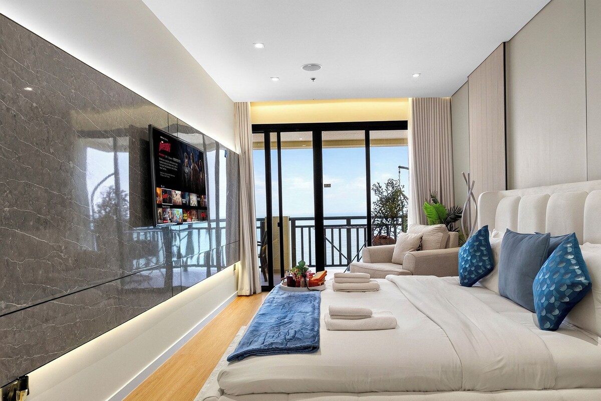 Apartamento de lujo, vistas al mar | Caja fuerte, cortinas opacas, tabla de planchar con plancha