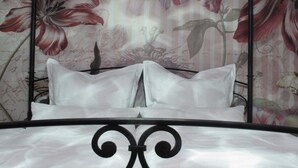 A bed with a metal frame and a decorative headboard. - Holiday home in Remagen with swimming pool (Remagen)