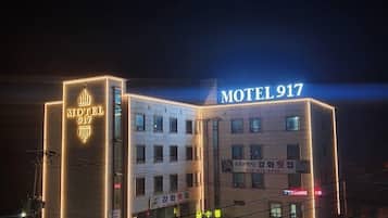 A multi-story building with the sign 'Motel 917' prominently displayed.