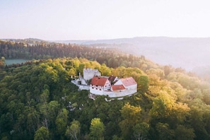 A castle surrounded by dense forest, with a clear view of the surrounding landscape. - Holiday home in Hayingen with swimming pool (Hayingen)