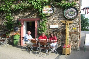 Outdoor dining - Schmitt Holiday Winery (Maring-Noviand)