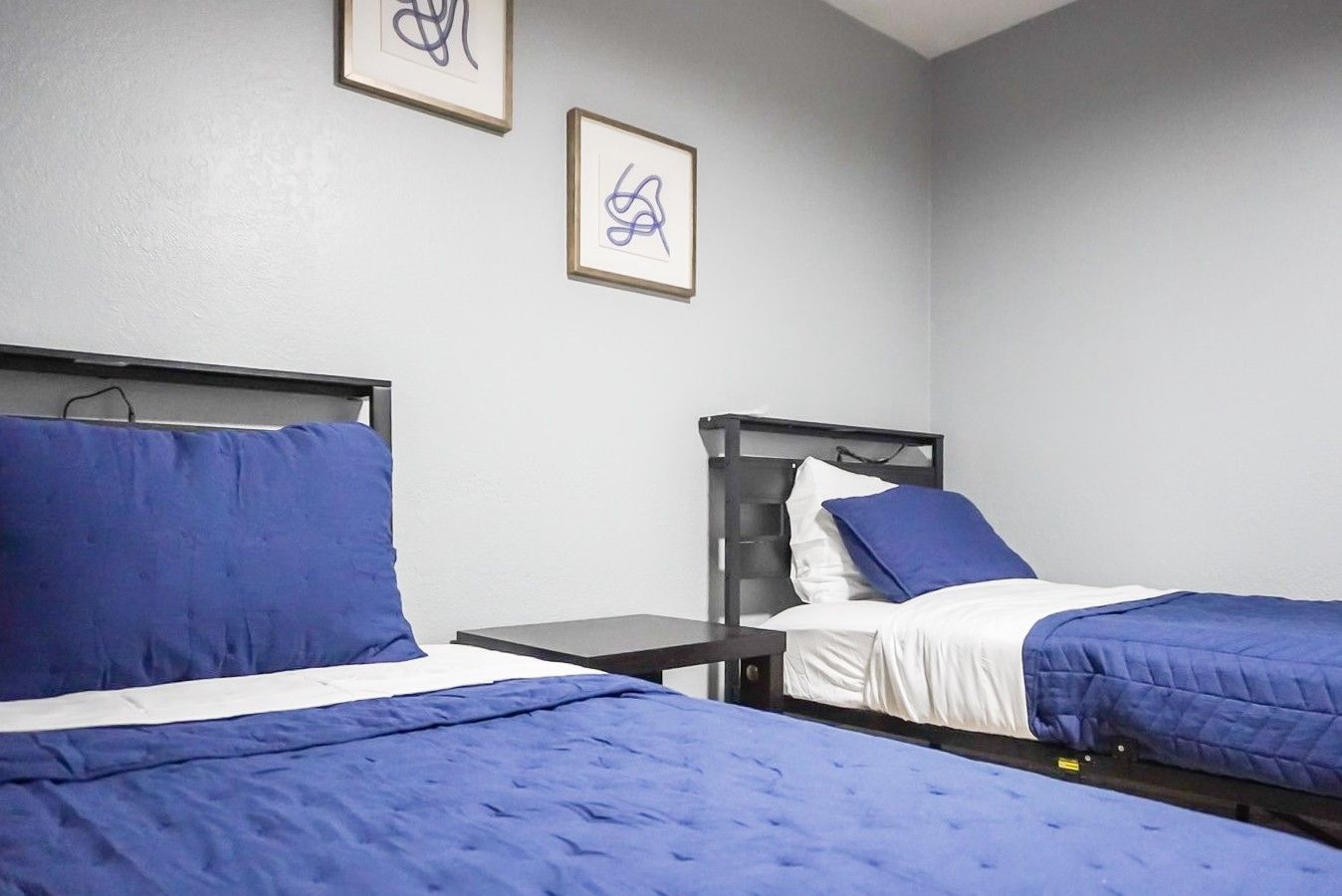 Desk, iron/ironing board, WiFi, bed sheets