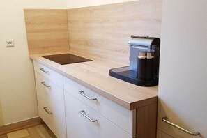 A kitchenette with a coffee maker, a sink, and a countertop. - Holiday home with 2 bedrooms (Leonberg-Warmbronn)