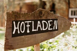 A wooden sign with the text 'HOTFLADEN' written on it.