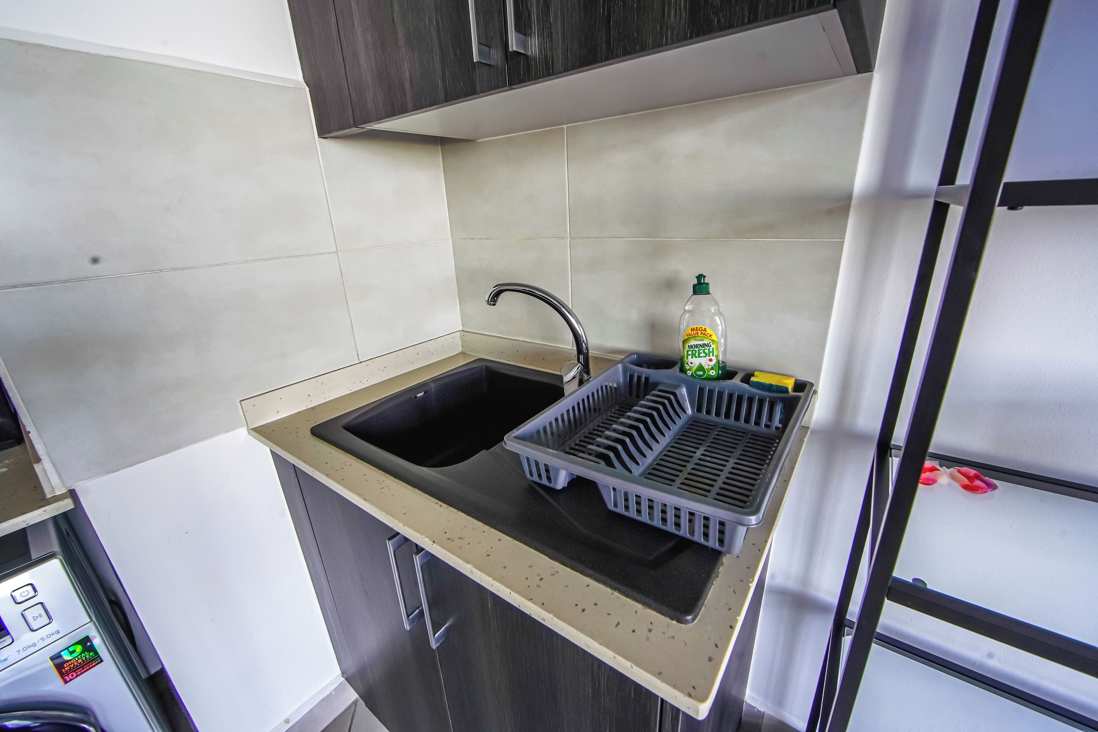 Full-sized fridge, microwave, oven, stovetop