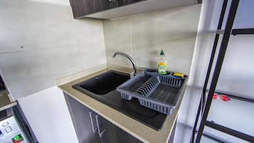 Full-sized fridge, microwave, oven, stovetop