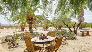 Outdoor dining - Pool, Spa & Stargazing! Private Desert Retreat (Twentynine Palms)