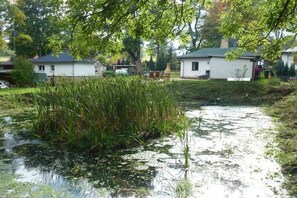 A residential area with houses, a pond, and a pathway. - ||---------------------"Haus Waldesruh"------------------|| (Elbingerode)