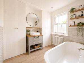 Bathroom - Historic Charm in the Heart of Fordingbridge (Fordingbridge)