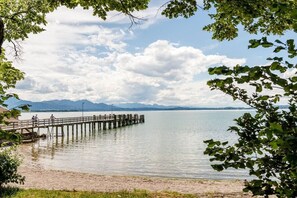 A wooden pier extending into a calm lake with mountains in the background. - Holiday apartment with 1 bedroom (Chieming)