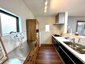 Private kitchen - NIKYO Totoen Shin-Osaka Private Villa  (Osaka city, Higashiyodogawa-ku)