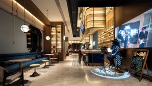 A modern bar area with seating, a television screen, and a bar counter. - Manxin Hotel Wuhan Hankou xinhua Road (Wuhan)