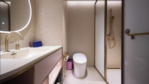 A modern bathroom with a white sink, a mirror, a shower, and a toilet. - Manxin Hotel Wuhan Hankou xinhua Road (Wuhan)