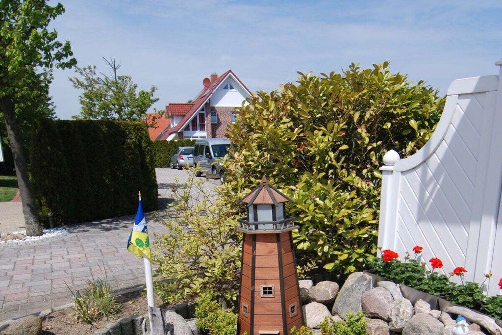 Ein Wohngebiet mit einem Modellleuchtturm, einer Flagge und einem Haus im Hintergrund.