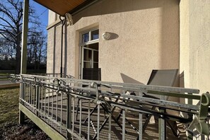 Ein Gebäude mit Metallgeländer, Fenster und Tür.