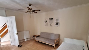 Unclassified image, 5 of 13, button - 3BR Home w/ Driveway Parking Near Cardiff Centre (London)