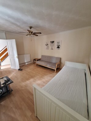 Unclassified image, 5 of 13, button - 3BR Home w/ Driveway Parking Near Cardiff Centre (London)
