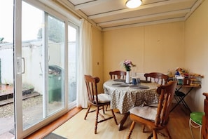 Unclassified image, 3 of 13, button - 3BR Home w/ Driveway Parking Near Cardiff Centre (London)