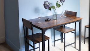 Dining - Central 2-BR Middlesbrough | Walk to Station & Uni (Middlesbrough)
