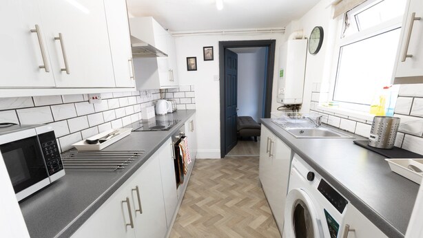 Private kitchen - Central 2-BR Middlesbrough | Walk to Station & Uni (Middlesbrough)