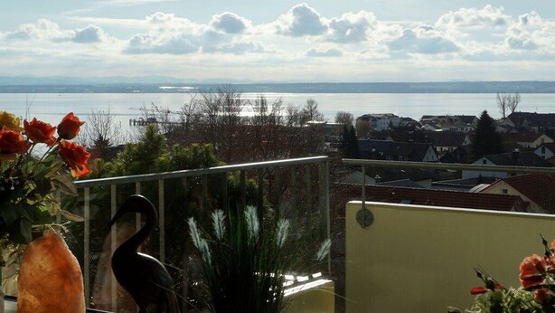 A balcony with a view of a body of water and a town. - Sauer with lake and alpine views (Immenstaad am Bodensee)