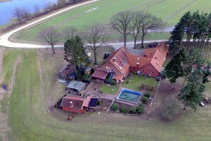 A residential property with a swimming pool, multiple buildings, and a large green field. - Holiday apartment with 2 bedrooms (Frankenfeld)