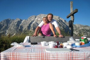 Outdoor dining - House Bergblick Apartment 1 "Zinken" (Berchtesgaden)