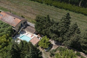 Ein Haus mit Schwimmbad, umgeben von dichtem Wald.