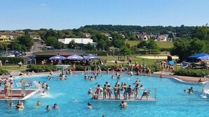 Piscina pública com várias pistas de natação e posto de salva-vidas.